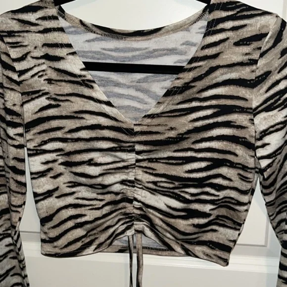 Tiger Print Crop Top Size XS - Picture 3 of 5